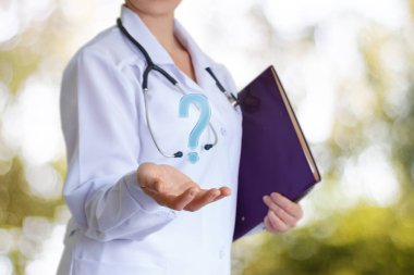 Doktor belirtiler sorulara cevaplar.