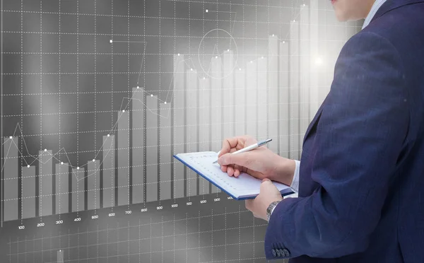 Empresário escreve um relatório e analisa cronograma financeiro . — Fotografia de Stock