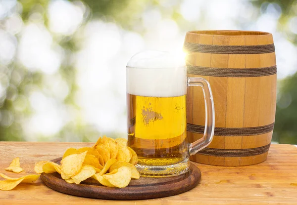 Taze bira cam ve cips.