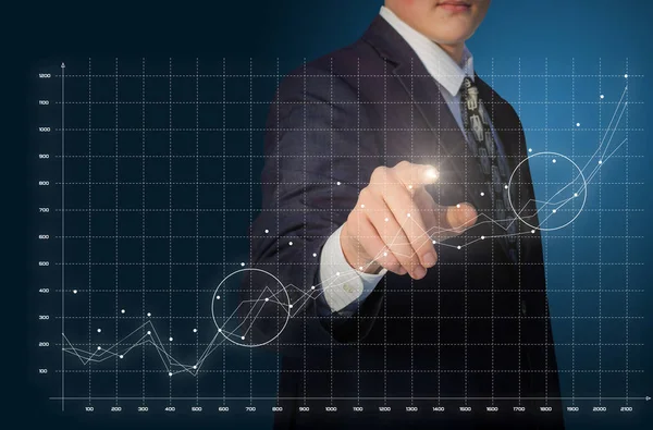 Biznesmen przeanalizuje statystyk finansowych wykresu. — Zdjęcie stockowe