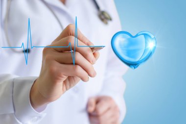 Doktor bir kardiyogram kalp çizer .