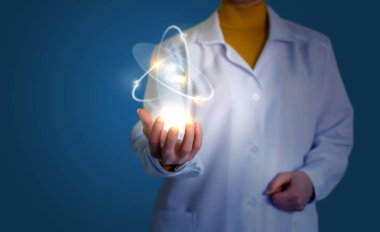 Mühendis elinde atom tutar..