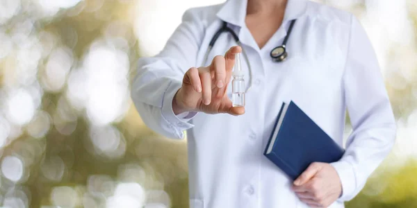 El médico muestra un tubo con una cura . —  Fotos de Stock