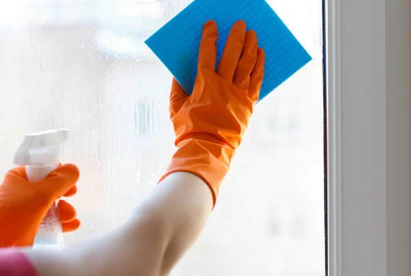 Wassen van het venster met het schoonmaken van de agent. — Stockfoto