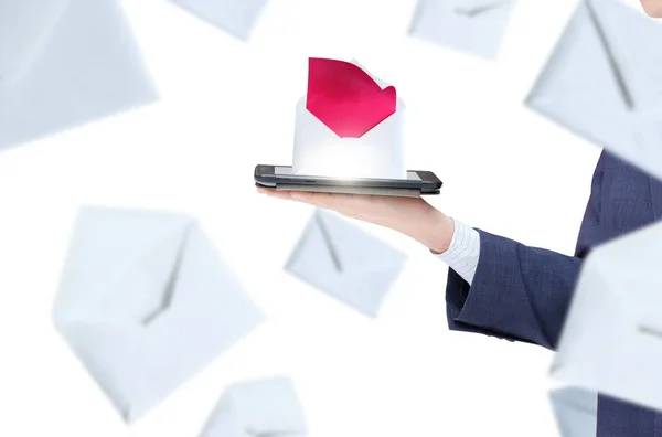 Empresario recibe un mensaje de correo electrónico en un ordenador móvil . — Foto de Stock