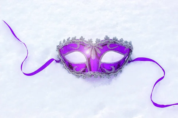 Karneval maska na pozadí sněhu. Stock Fotografie