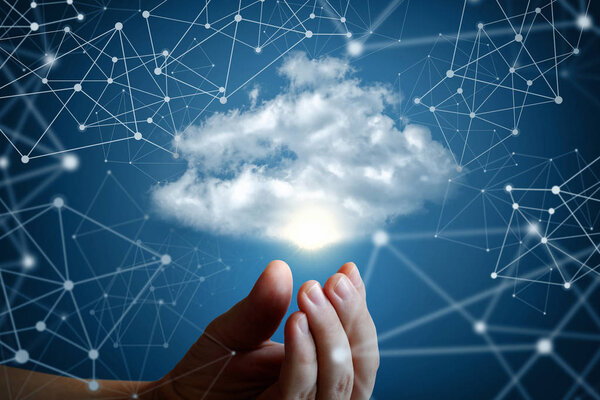 Облака на руках крупным планом на синем фоне
.