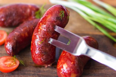 Çatalda ızgara sosis.