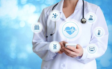 Mobil bilgisayarda çalışan doktor.