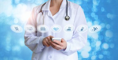 Telefonda çalışan doktor.