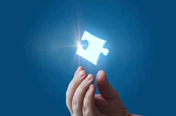 Das Puzzle liegt in der Hand des Geschäftsmannes. — Stockfoto