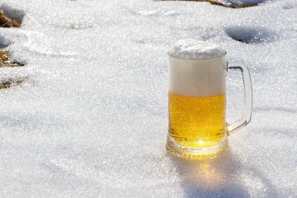 Bier auf dem Hintergrund des Schnees. — Stockfoto