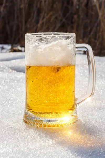 Szklanka piwa w śniegu. — Zdjęcie stockowe