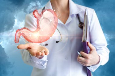 Doktor insan mide gösterir.