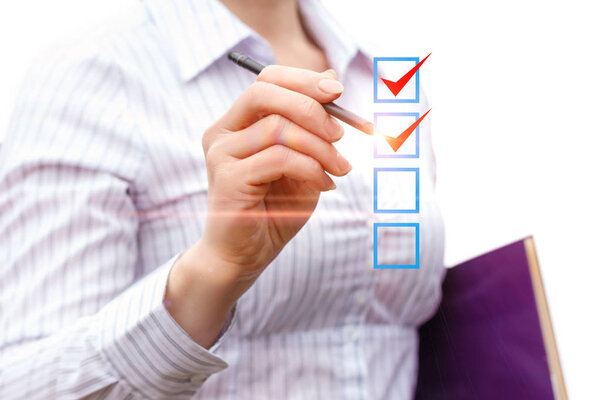 Деловая женщина отмечает проделанную работу
.