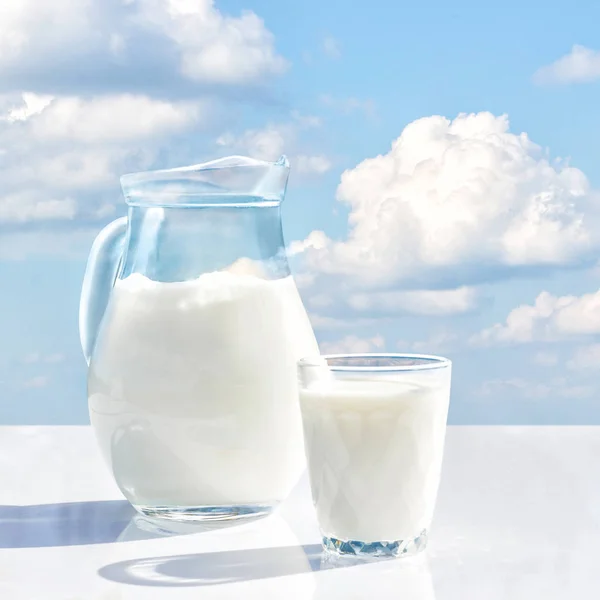 Jarro e vidro com leite  . — Fotografia de Stock