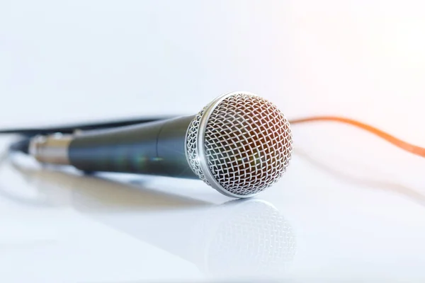 Ενσύρματο μικρόφωνο σε μια αντανακλαστική επιφάνεια. — Φωτογραφία Αρχείου