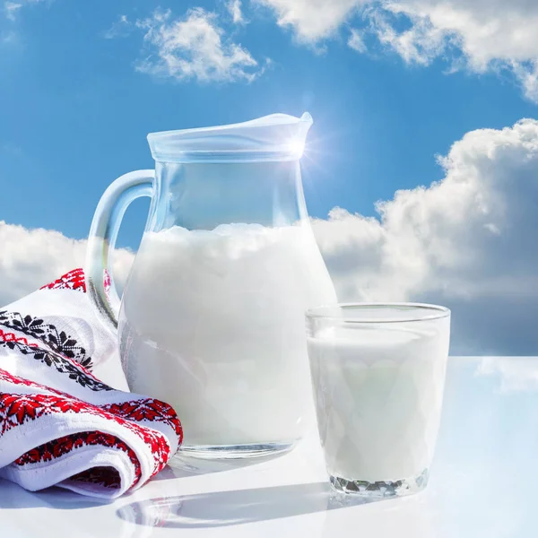 Kannan och glas med mjölk . — Stockfoto