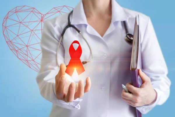 Rött band för kampen mot Aids i händerna. — Stockfoto