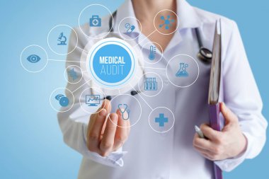 Tıbbi bir denetim tutan doktor.