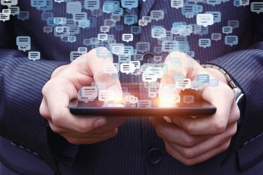 Cep telefonundan sohbet işadamı.