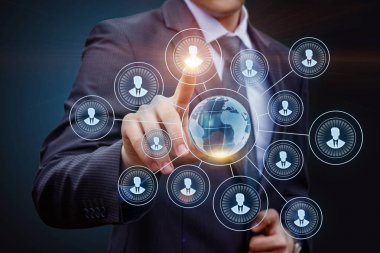 Sanal bir ekranda bir aday profil seçme.