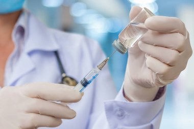 Doktor bir şırınga ilaç kazanıyor.