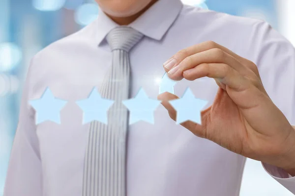 Бізнесмен тримає п'яту зірку рейтингу . — стокове фото