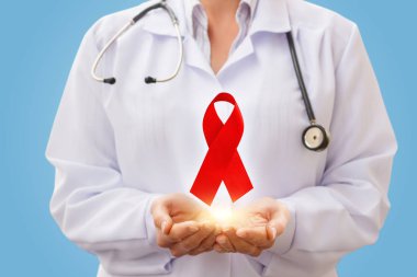 Doktor holding kırmızı AIDS yandan şerit.