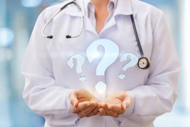 Bir soru işareti tutan doktor.
