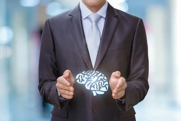 Cerebro en manos del hombre de negocios . —  Fotos de Stock