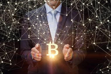 İşadamı bitcoin gösterir .