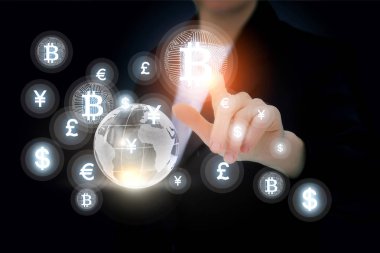 İşadamı bitcoin para birimleri arasında seçer.