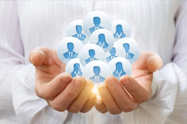 Müşteriler veya çalışanları bir iş kadını elinde.