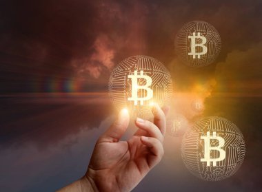 El bir işadamı bitcoin gösterir.