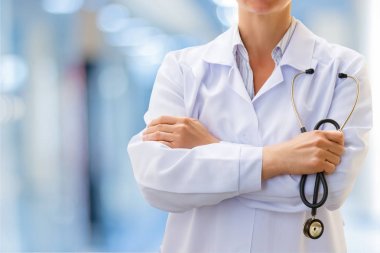 Elinde steteskop olan bir doktor. .