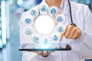 Doktor bir tıbbi test yapar.