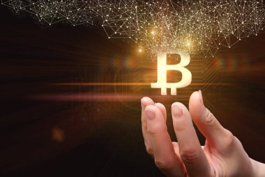 İş kadını elleriyle bitcoin sunar .