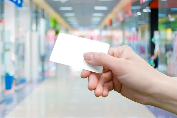 Cartão de pagamento na mão  . — Fotografia de Stock