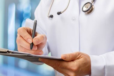 Doktor reçete yazıyor. .