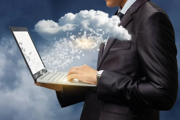 Biznesmen Pobierz listy z chmury danych. — Zdjęcie stockowe