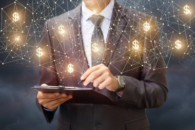 Arka plan ağ dolar üzerinde bir kontrol listesi ile işadamı.