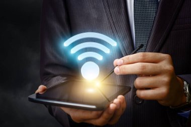 İşadamı bir Wifi sembolü gösterir .