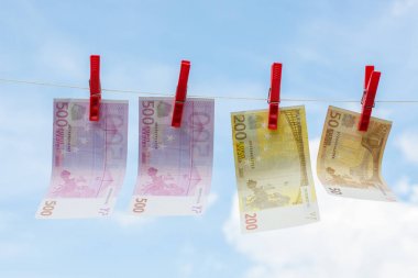 Euro banknot bir ip üzerinde ağırlığında ve kurutulmuş.