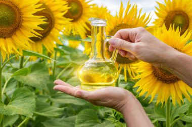 Cam sürahi onun elinde bitkisel yağ .