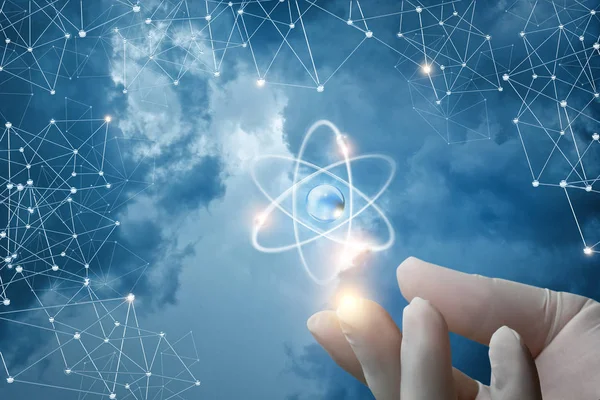 Eldivenli elini atom gösterir .