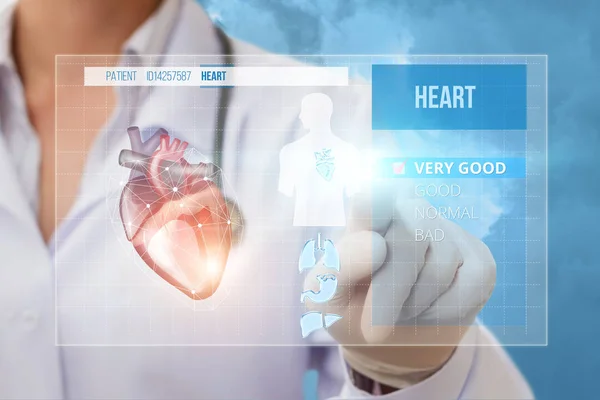 Arzt klickt auf das Herz des Patienten . — Stockfoto