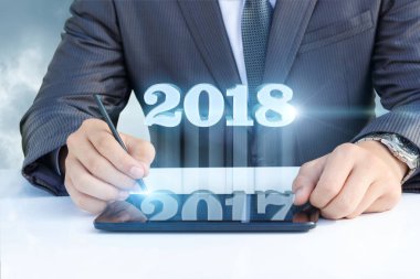 2018 sanal ekranda gösterir.