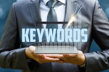Bir iş adamı elinde anahtar kelimeler .