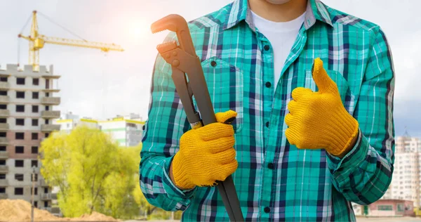 Tesisatçı bulanık arka plan üzerinde ok gösterir .